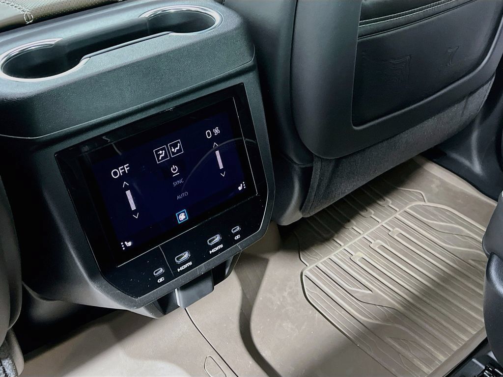 Certified 2025 GMC Yukon Denali Ultimate w/ LPO, Floor Liner Package AWD/4WD image 28
