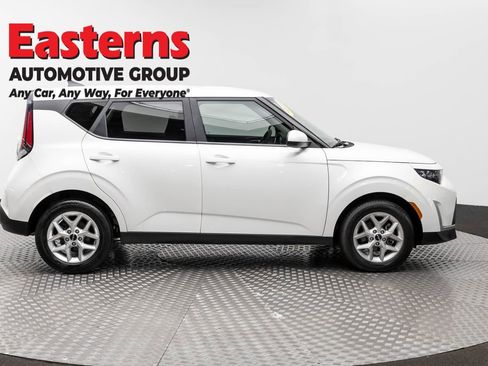 Used 2023 Kia Soul LX w/ LX Technology Package FWD image 4