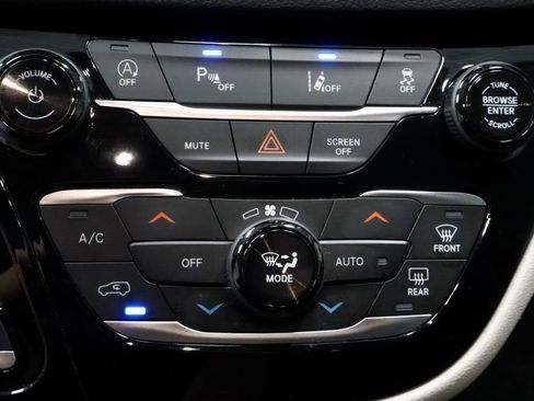 Used 2023 Chrysler Pacifica Touring-L image 33