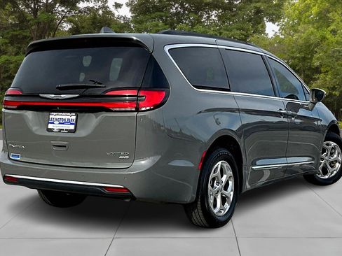 Used 2022 Chrysler Pacifica Limited image 5
