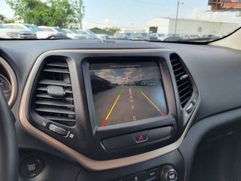 Used 2017 Jeep Cherokee Latitude w/ Comfort/Convenience Group FWD image 20
