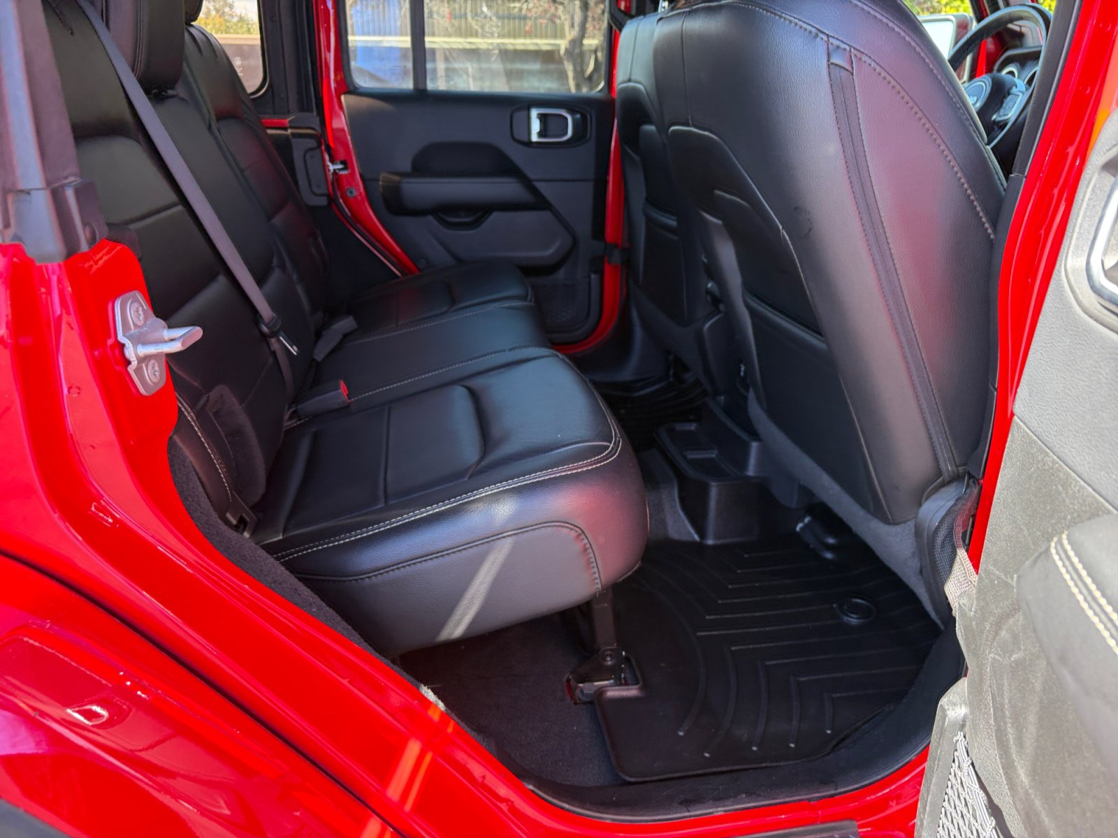 Used 2019 Jeep Wrangler Unlimited Sahara w/ Dual Top Group AWD/4WD image 16