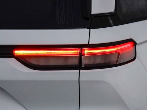 New 2025 Jeep Grand Cherokee Altitude image 10