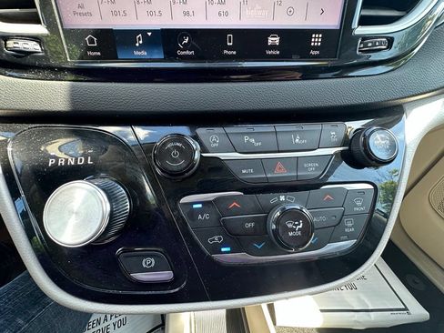 Used 2023 Chrysler Pacifica Touring-L FWD image 21