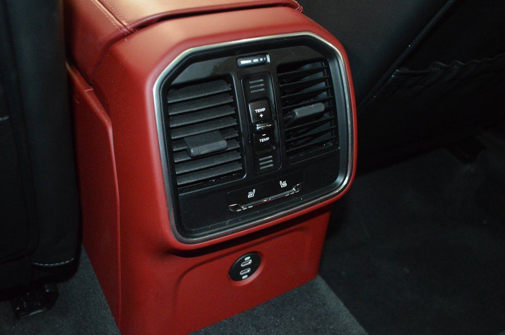 Certified 2025 Porsche Macan AWD/4WD image 36