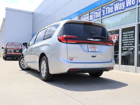 Used 2024 Chrysler Pacifica Touring-L FWD image 35