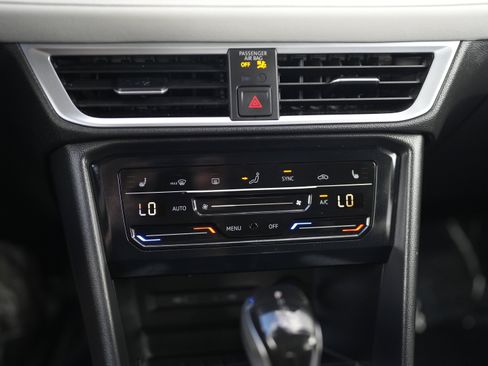 Used 2025 Volkswagen Taos SE w/ Panoramic Sunroof Package image 15