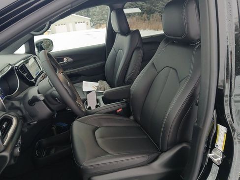New 2026 Chrysler Pacifica Select image 9