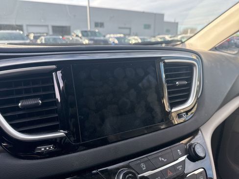 Used 2020 Chrysler Pacifica Touring-L image 22