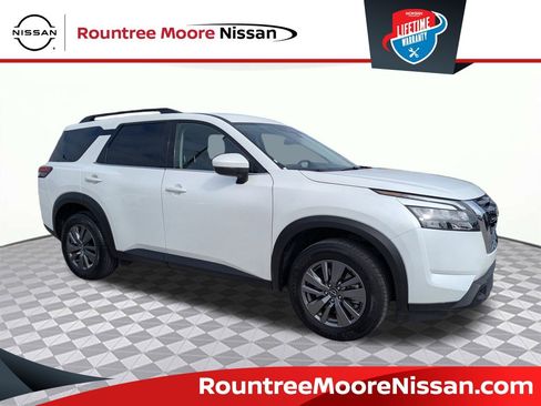 Used 2025 Nissan Pathfinder SV image 1