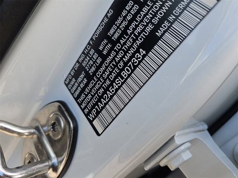 Certified 2025 Porsche Macan image 15