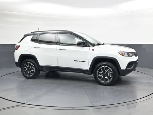 Used 2025 Jeep Compass Trailhawk w/ Trailhawk Convenience Group AWD/4WD image 4