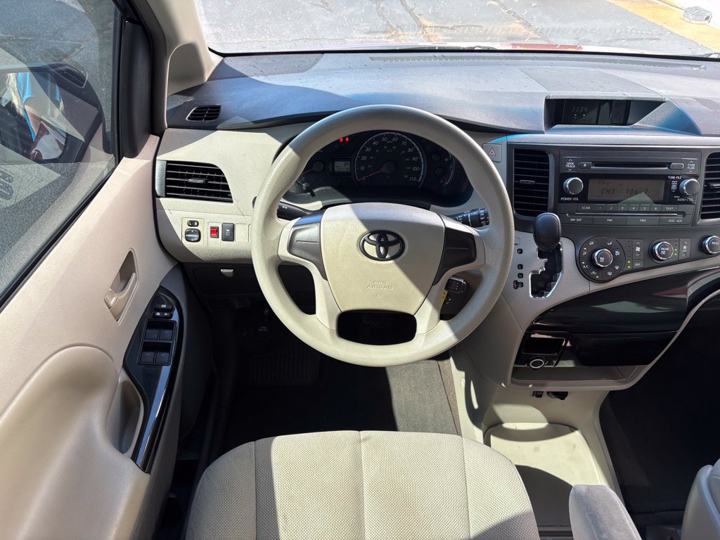 Used 2014 Toyota Sienna L FWD image 2