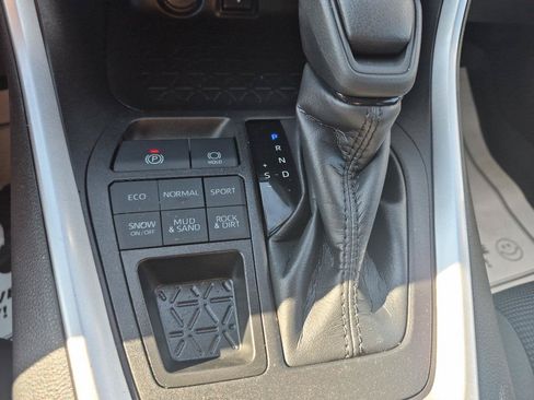 Used 2022 Toyota RAV4 LE AWD/4WD image 21