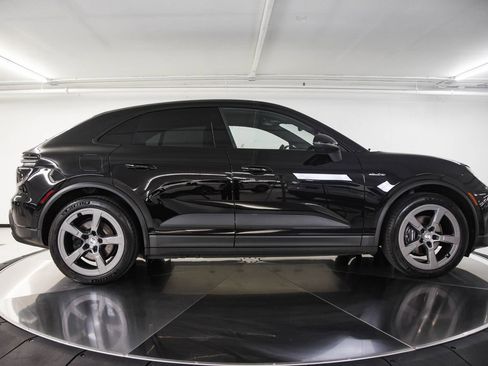 Certified 2025 Porsche Macan Electric image 8