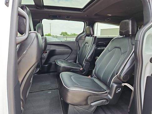 Used 2026 Chrysler Pacifica Limited FWD image 10