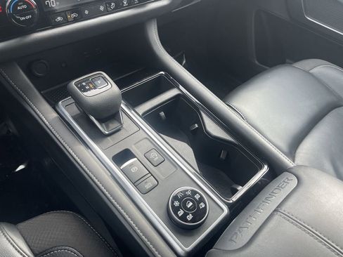 Used 2023 Nissan Pathfinder SL image 32