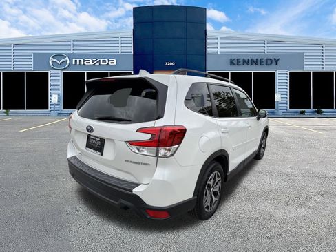 Used 2019 Subaru Forester Premium image 3