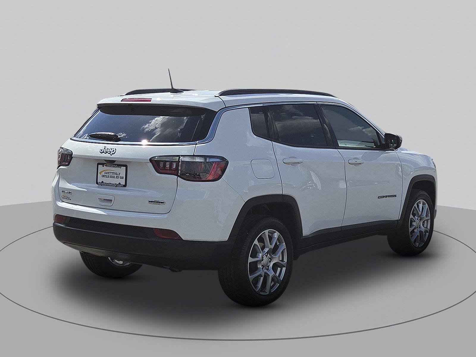 Used 2023 Jeep Compass Latitude AWD/4WD image 3