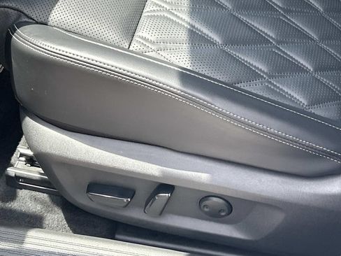 Certified 2025 Nissan Rogue Platinum w/ Platinum Premium Package FWD image 18