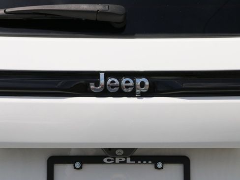 Used 2023 Jeep Grand Cherokee Limited w/ Luxury Tech Group II AWD/4WD image 5