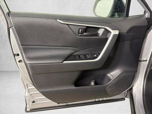 Used 2020 Toyota RAV4 LE FWD image 10