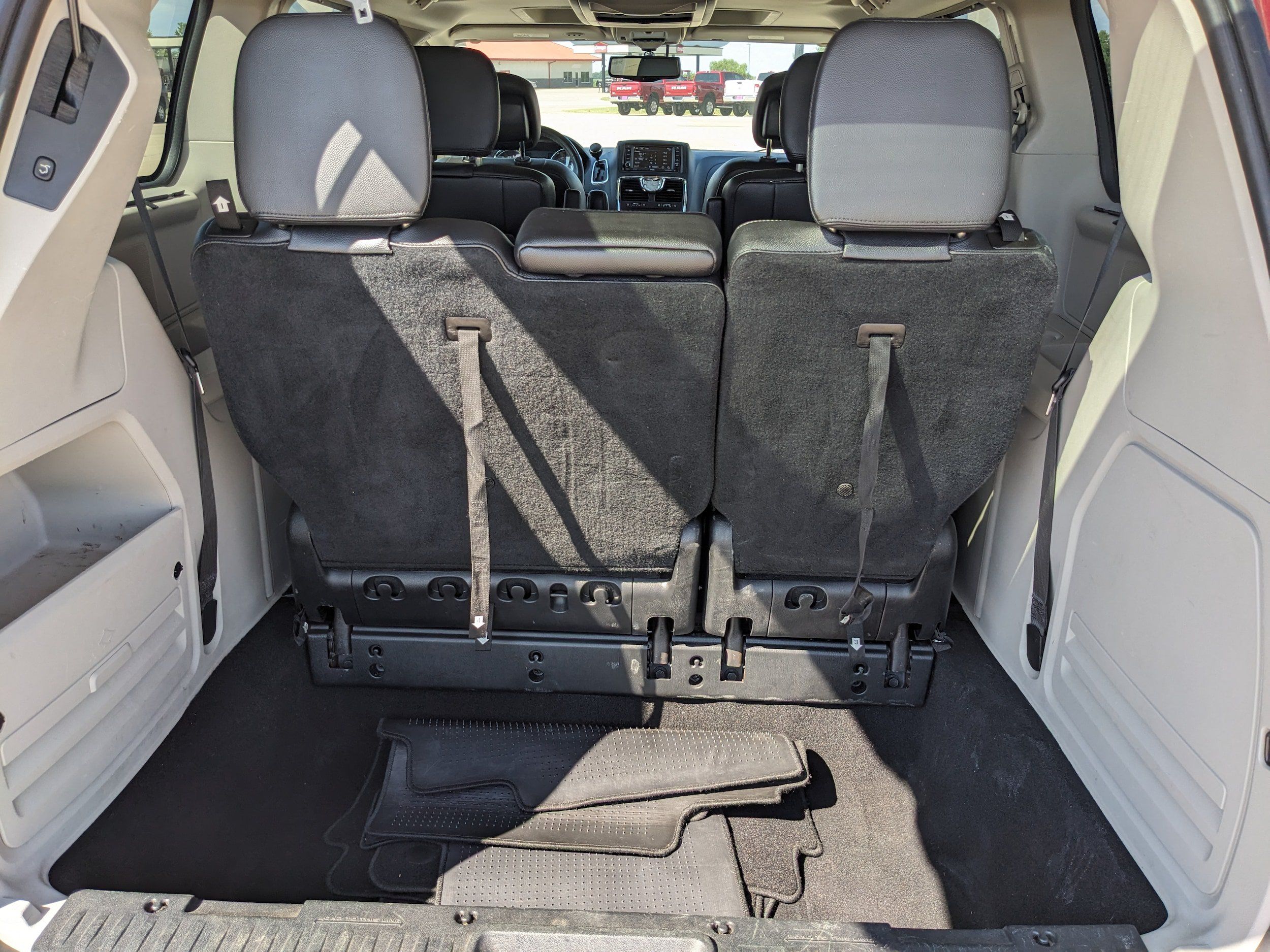 Used 2016 Chrysler Town & Country Touring-L FWD image 46