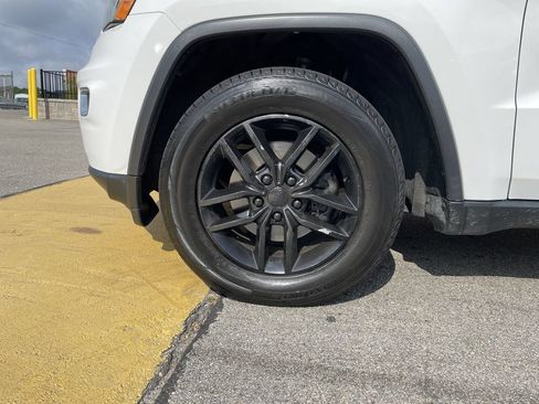 Used 2017 Jeep Grand Cherokee Limited AWD/4WD image 9