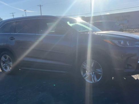 Used 2017 Toyota Highlander Limited image 2