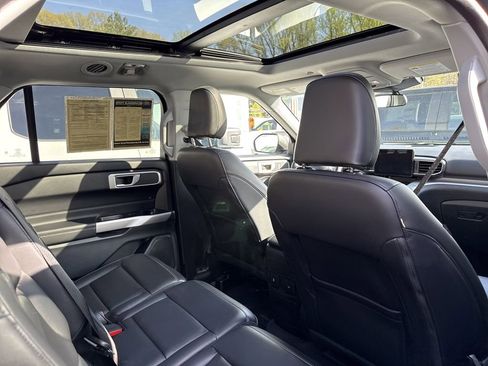 Used 2023 Ford Explorer XLT image 31