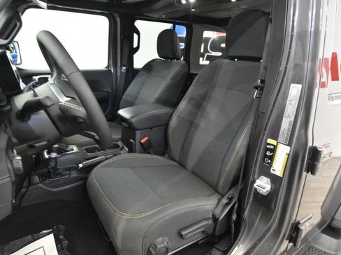 Used 2025 Jeep Wrangler Unlimited Sahara image 11