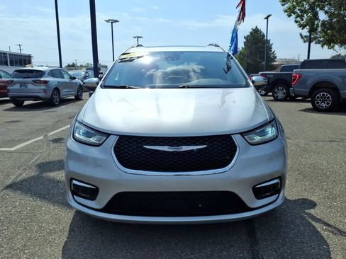 Used 2023 Chrysler Pacifica Limited AWD/4WD image 2