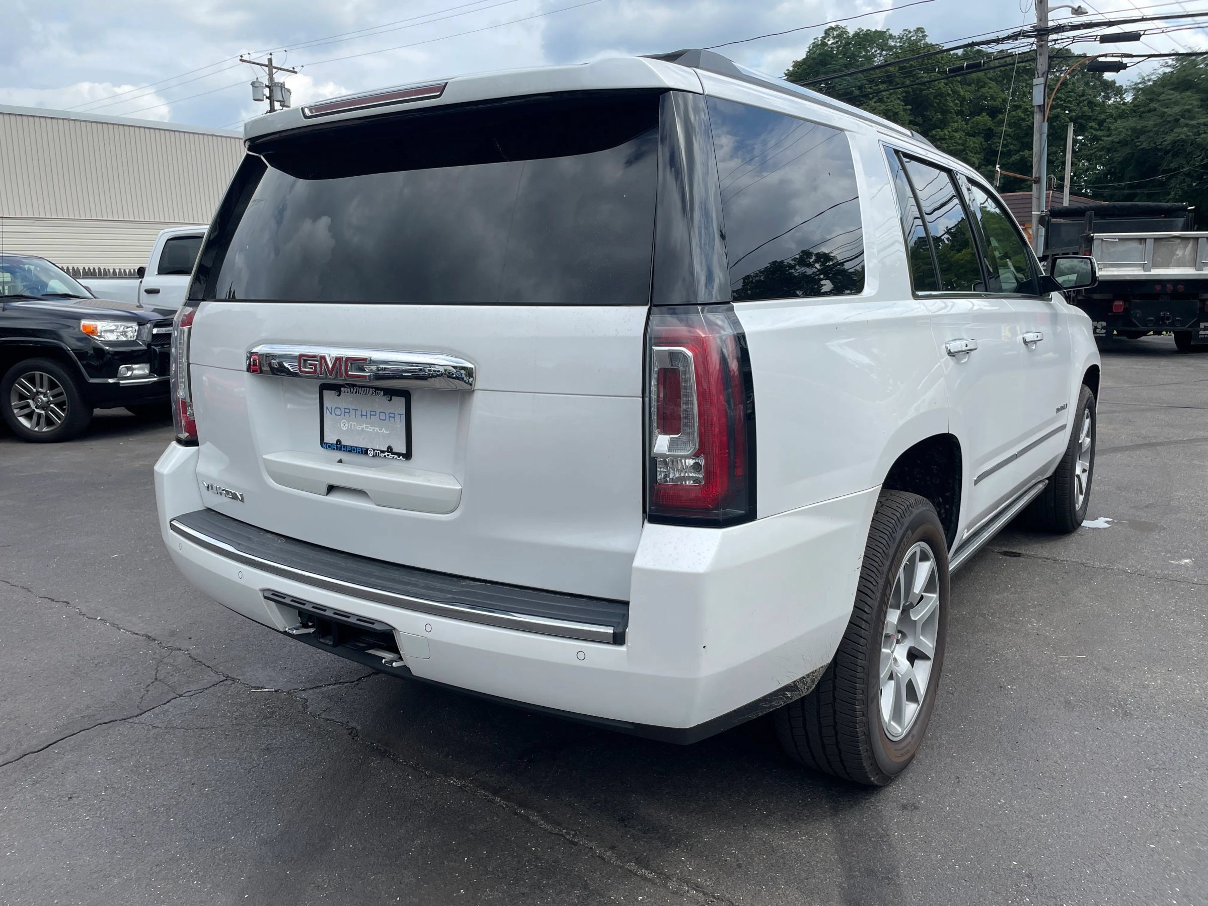 Used 2017 GMC Yukon Denali w/ Open Road Package AWD/4WD image 5