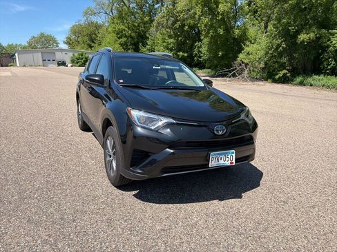Used 2018 Toyota RAV4 LE w/ Carpet Mat Package AWD/4WD image 11