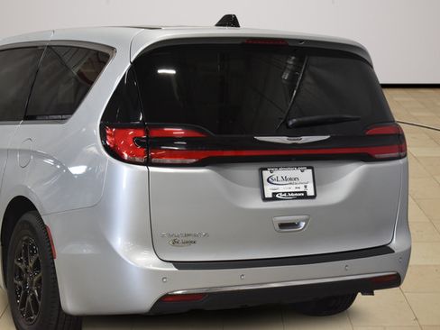 Certified 2024 Chrysler Pacifica Touring-L FWD image 34