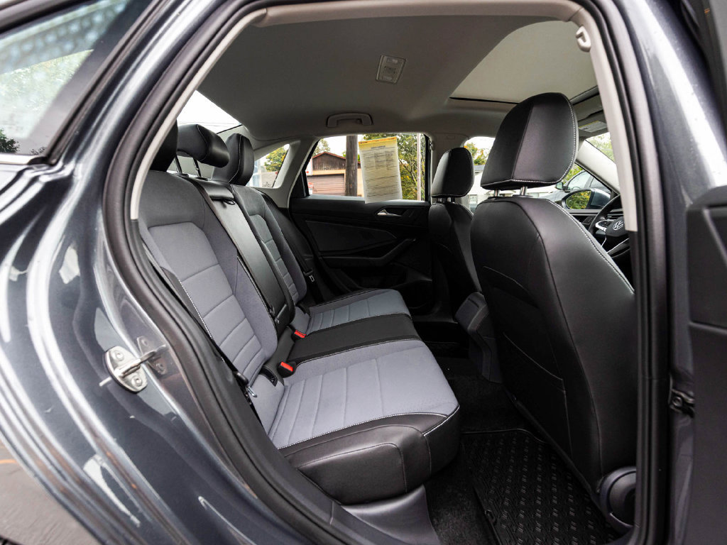 Used 2026 Volkswagen Jetta SE FWD image 29