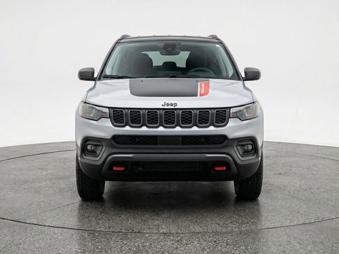 Used 2025 Jeep Compass Trailhawk AWD/4WD image 2