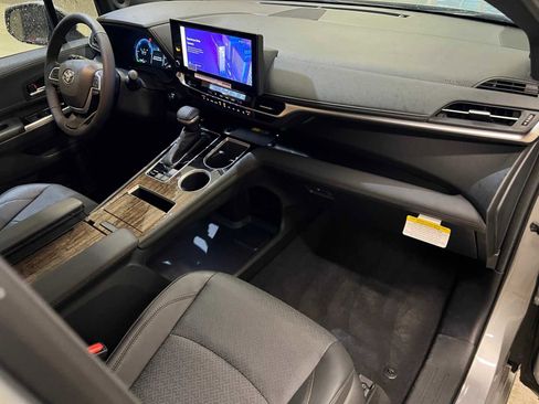 Used 2025 Toyota Sienna Limited image 15
