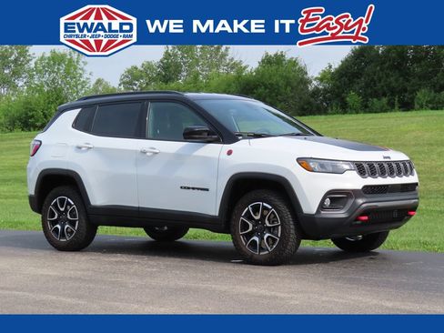 Used 2025 Jeep Compass Trailhawk AWD/4WD image 1