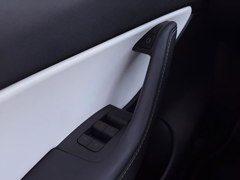 Used 2021 Tesla Model Y Long Range image 18