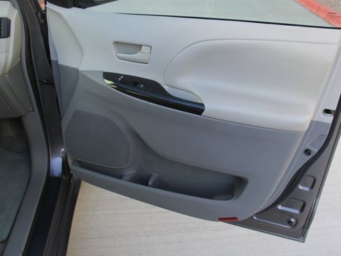 Used 2014 Toyota Sienna L image 20