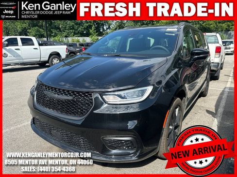 Used 2024 Chrysler Pacifica Limited w/ S Appearance Package AWD/4WD image 3