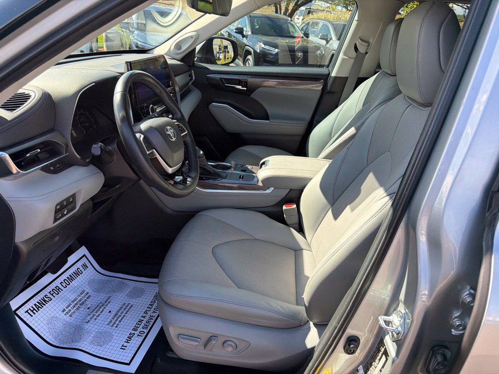 Used 2023 Toyota Highlander Limited AWD/4WD image 25