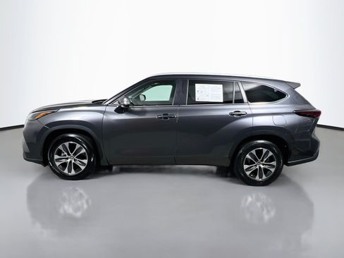 Used 2024 Toyota Highlander XLE FWD image 9