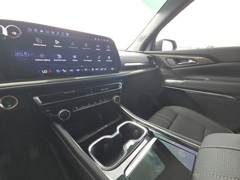 Used 2025 Chevrolet Traverse High Country FWD image 30