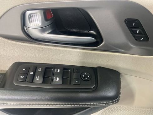 Certified 2023 Chrysler Pacifica Touring-L image 13