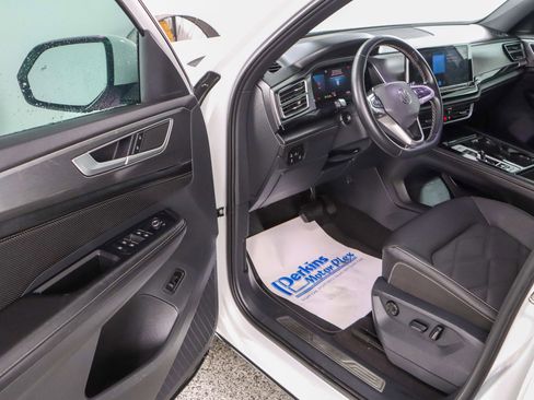 Used 2024 Volkswagen Atlas Cross Sport SE FWD image 3