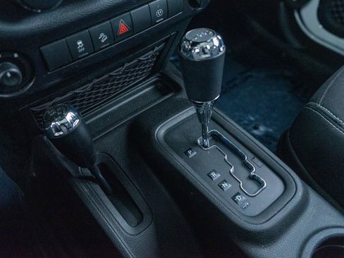 Used 2015 Jeep Wrangler Sahara image 17