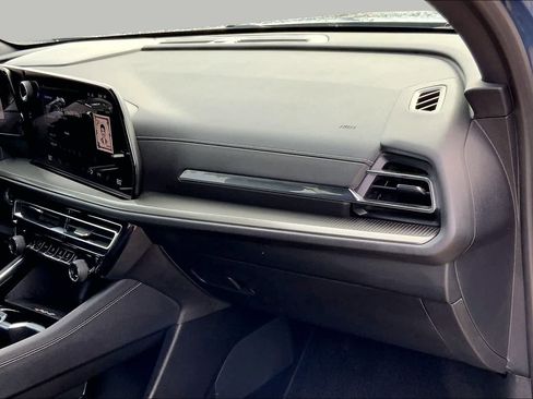 Used 2025 Chevrolet Traverse LT w/ Driver Confidence Package FWD image 18