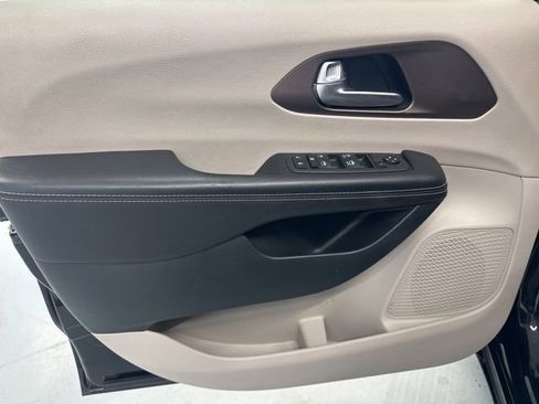 Used 2023 Chrysler Voyager LX image 17